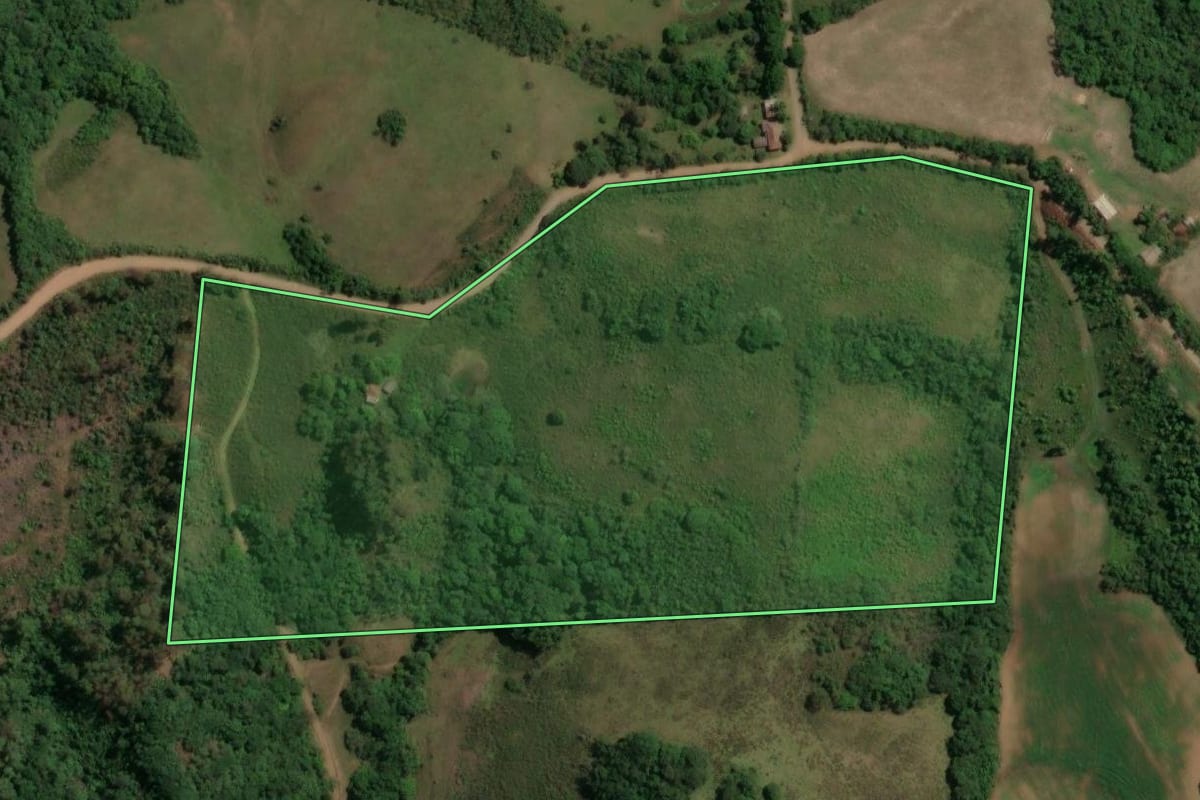 Imagem de satélite do imóvel rural em Caçapava do Sul (RS), com o contorno declarado no CAR desenhado por cima.