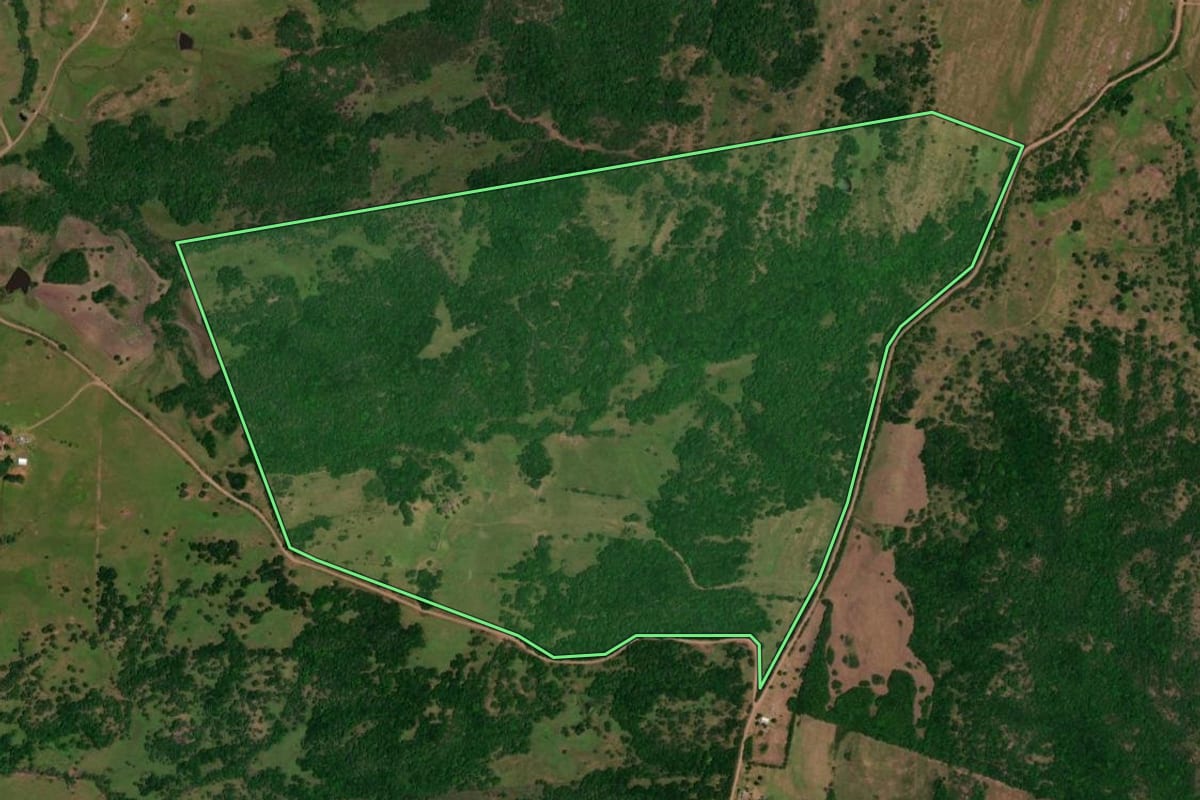 Imagem de satélite do imóvel rural em Caçapava do Sul (RS), com o contorno declarado no CAR desenhado por cima.