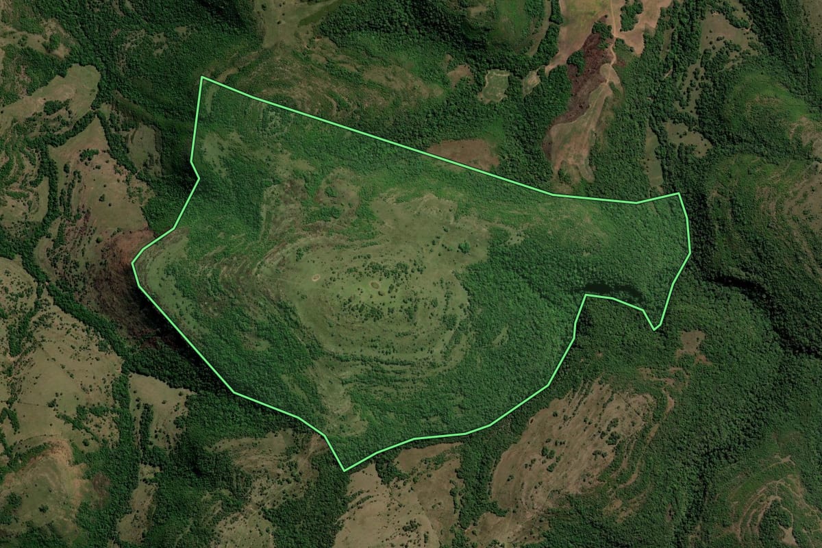 Imagem de satélite do imóvel rural em Caçapava do Sul (RS), com o contorno declarado no CAR desenhado por cima.