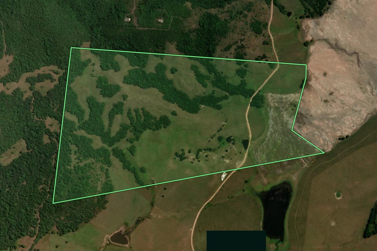 Imagem de satélite do imóvel rural em Caçapava do Sul (RS), com o contorno declarado no CAR desenhado por cima.