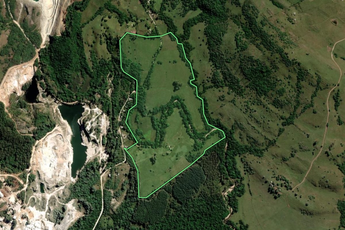 Imagem de satélite do imóvel rural em Caçapava do Sul (RS), com o contorno declarado no CAR desenhado por cima.