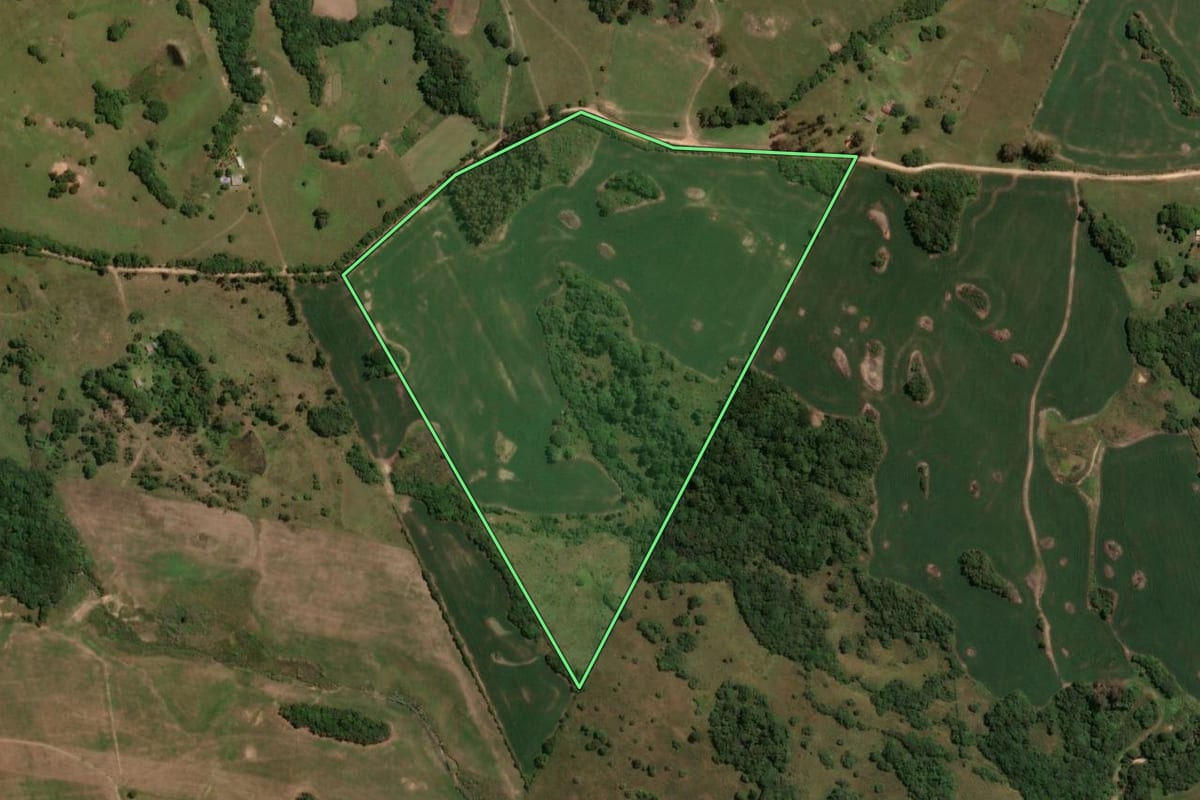 Imagem de satélite do imóvel rural em Caçapava do Sul (RS), com o contorno declarado no CAR desenhado por cima.