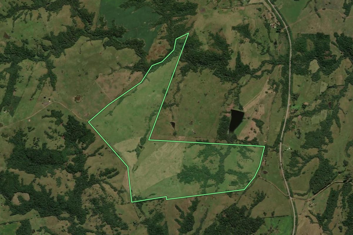 Imagem de satélite do imóvel rural em Caçapava do Sul (RS), com o contorno declarado no CAR desenhado por cima.