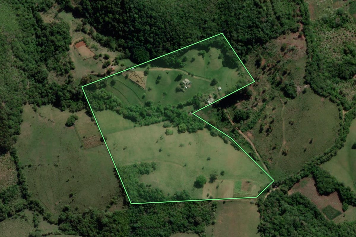 Imagem de satélite do imóvel rural em Caçapava do Sul (RS), com o contorno declarado no CAR desenhado por cima.