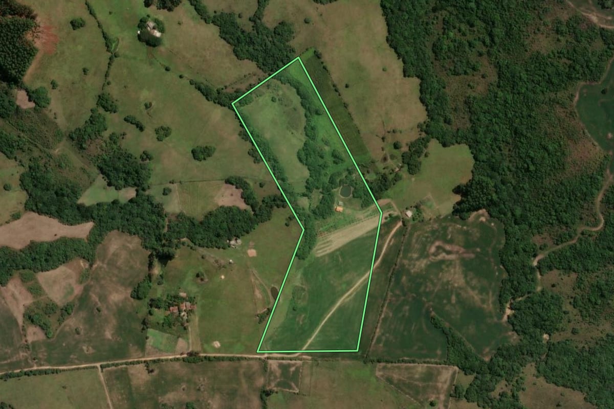 Imagem de satélite do imóvel rural em Caçapava do Sul (RS), com o contorno declarado no CAR desenhado por cima.