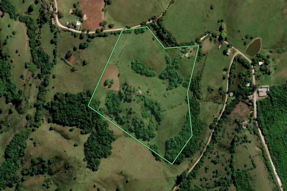 Imagem de satélite do imóvel rural em Caçapava do Sul (RS), com o contorno declarado no CAR desenhado por cima.