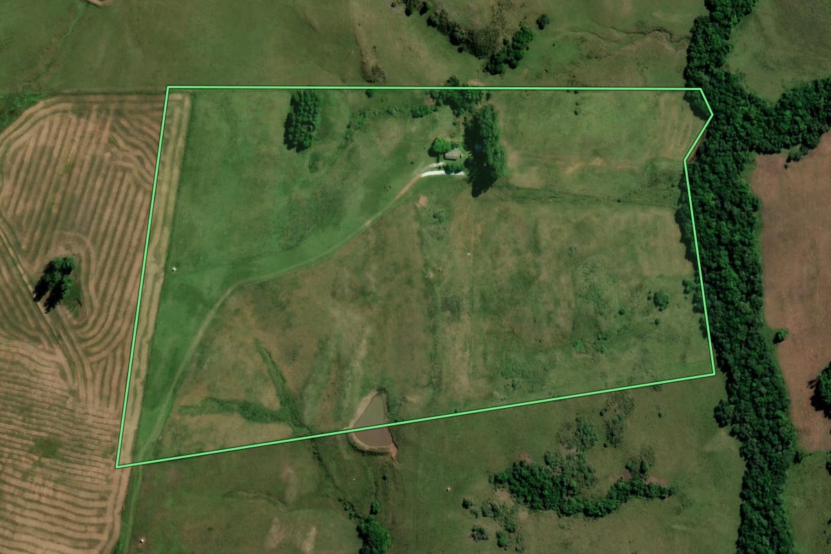 Imagem de satélite do imóvel rural em Caçapava do Sul (RS), com o contorno declarado no CAR desenhado por cima.