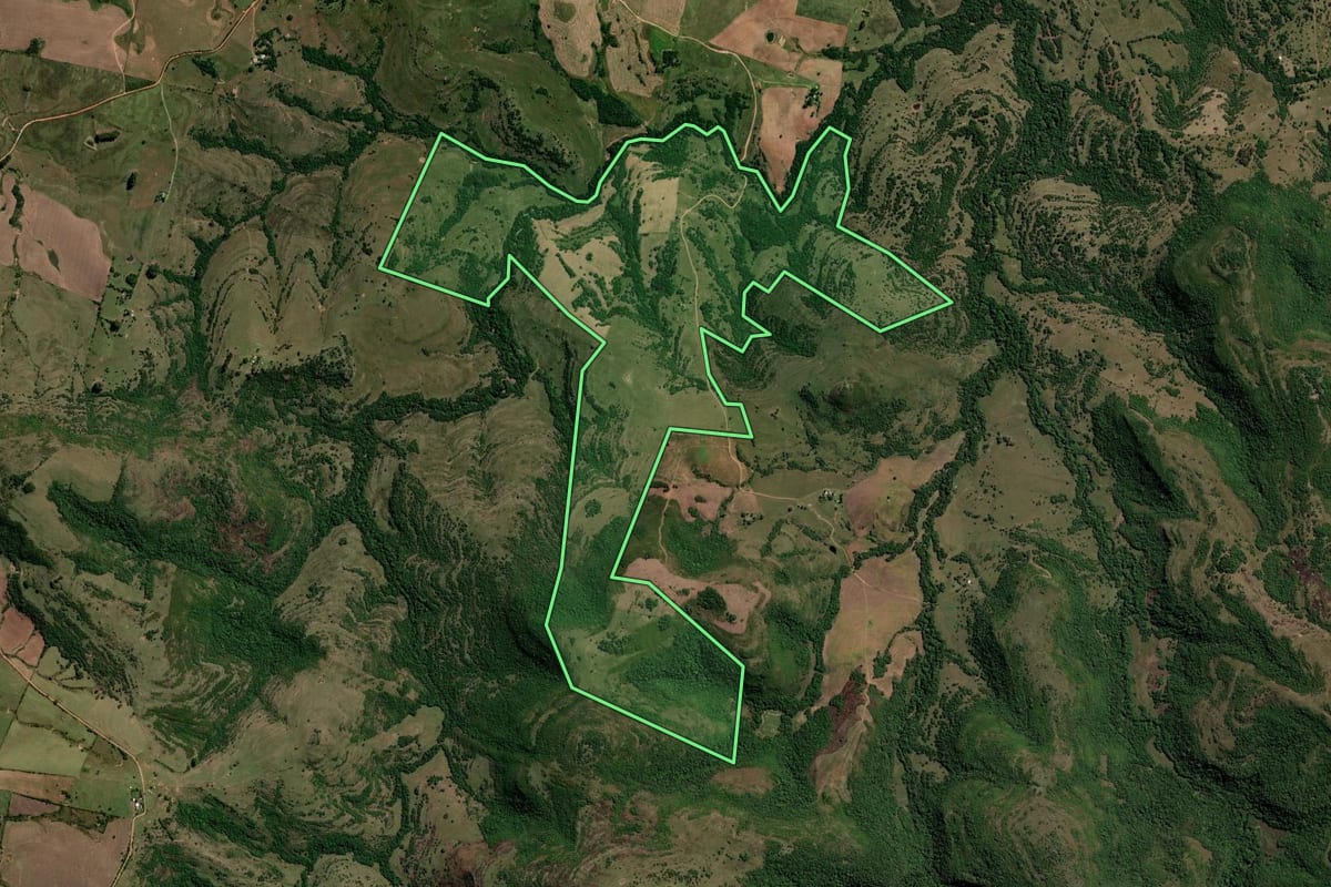 Imagem de satélite do imóvel rural em Caçapava do Sul (RS), com o contorno declarado no CAR desenhado por cima.