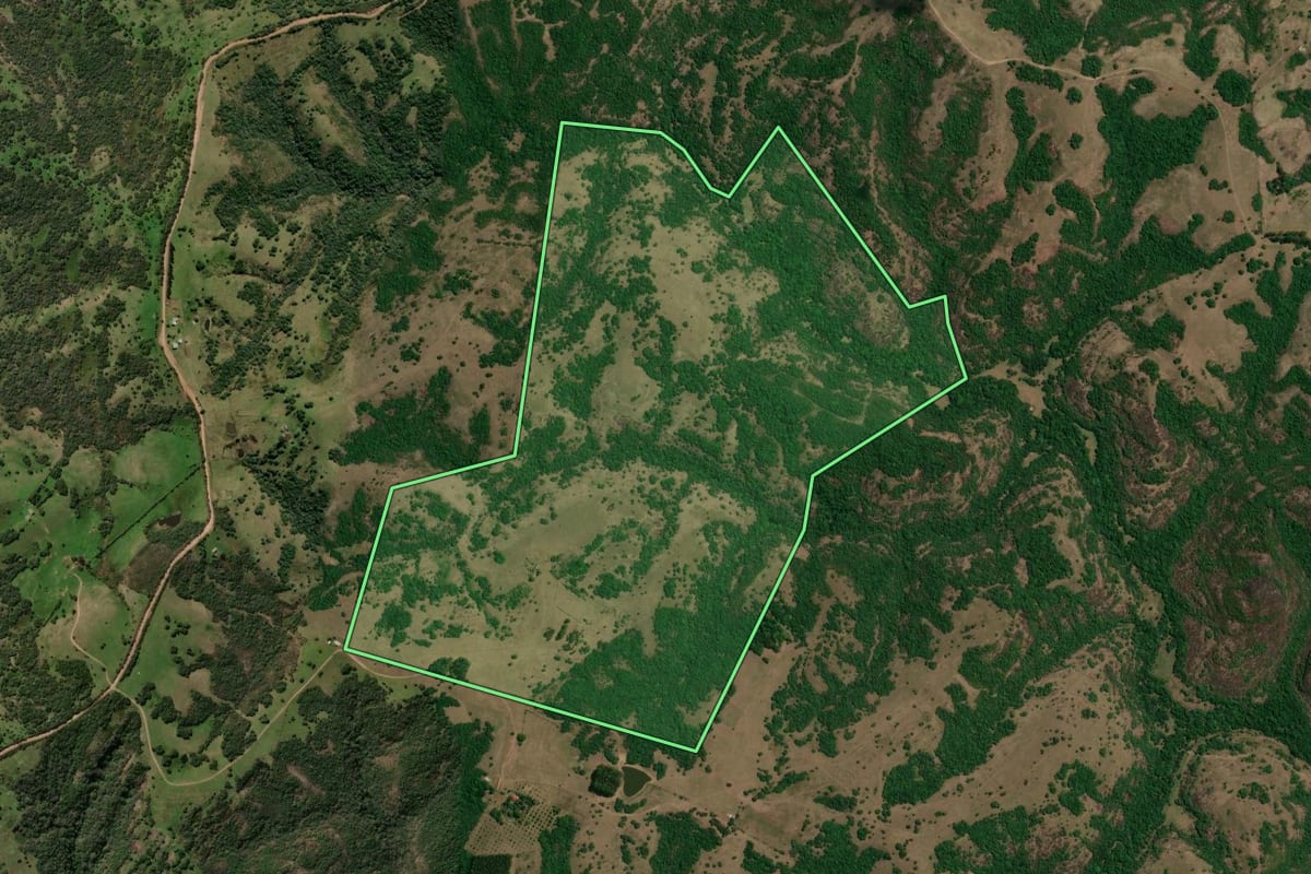Imagem de satélite do imóvel rural em Caçapava do Sul (RS), com o contorno declarado no CAR desenhado por cima.