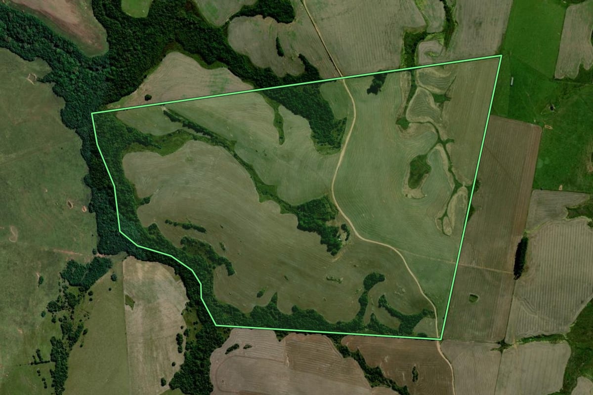 Imagem de satélite do imóvel rural em Caçapava do Sul (RS), com o contorno declarado no CAR desenhado por cima.