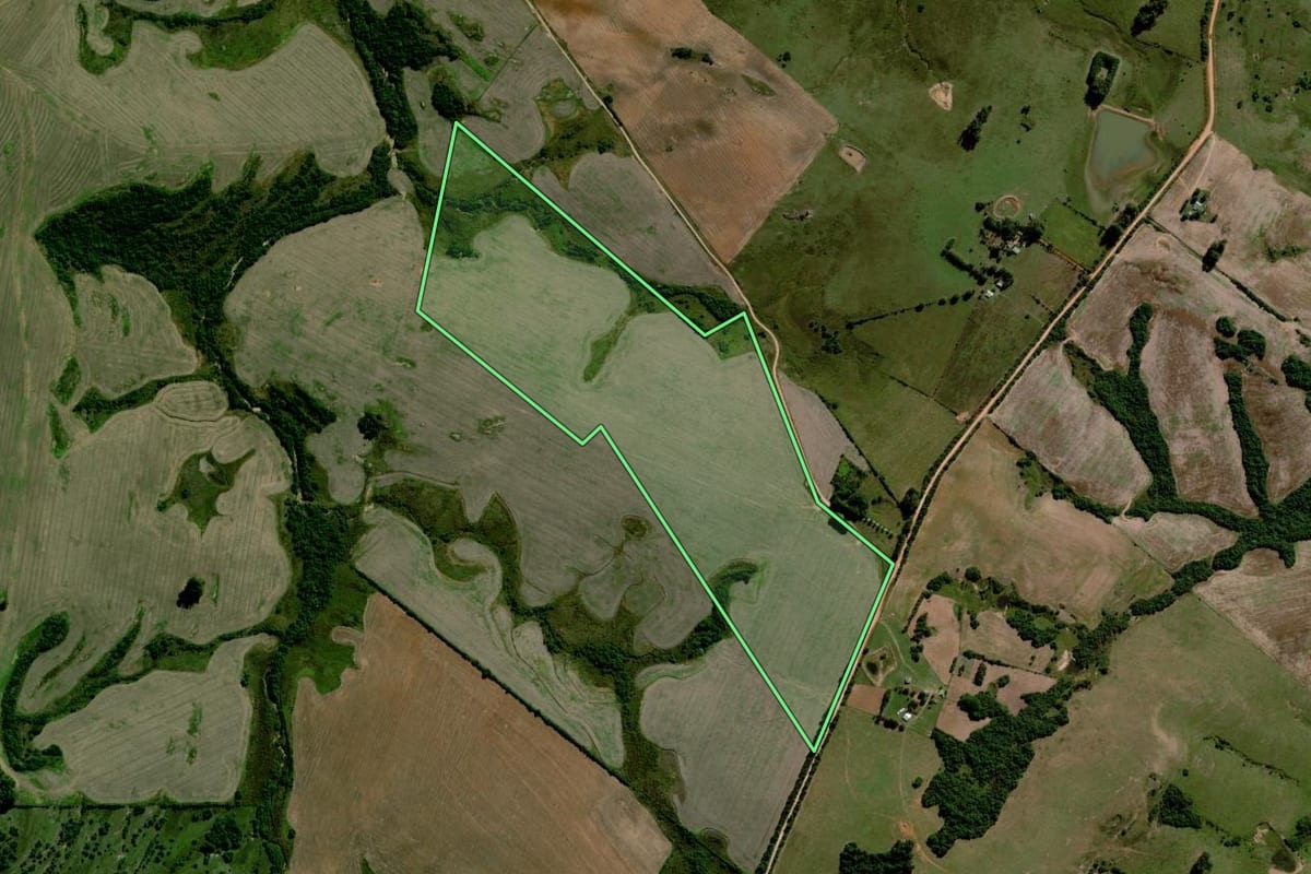 Imagem de satélite do imóvel rural em Caçapava do Sul (RS), com o contorno declarado no CAR desenhado por cima.