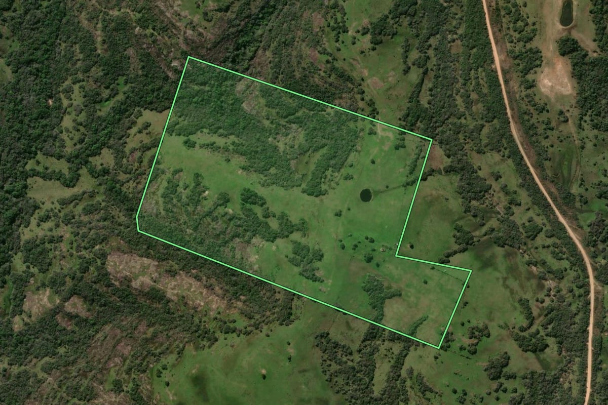 Imagem de satélite do imóvel rural em Caçapava do Sul (RS), com o contorno declarado no CAR desenhado por cima.