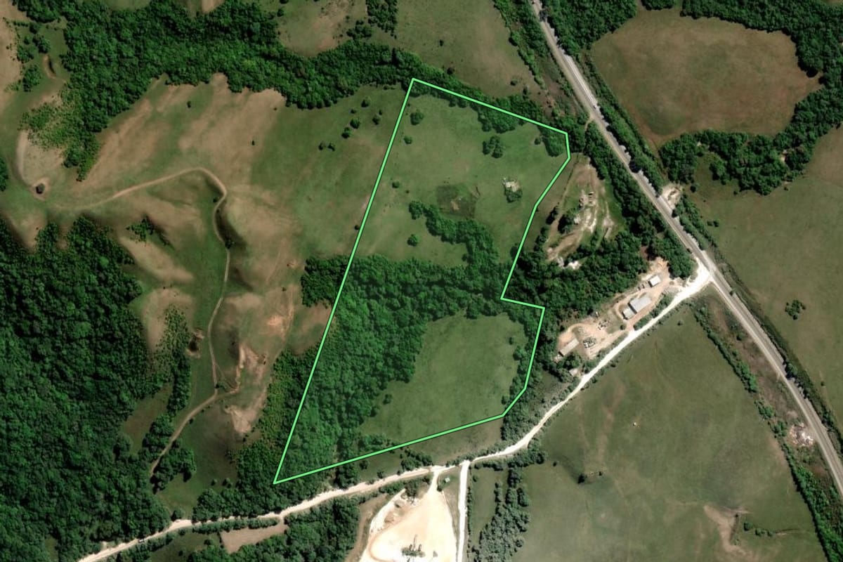 Imagem de satélite do imóvel rural em Caçapava do Sul (RS), com o contorno declarado no CAR desenhado por cima.