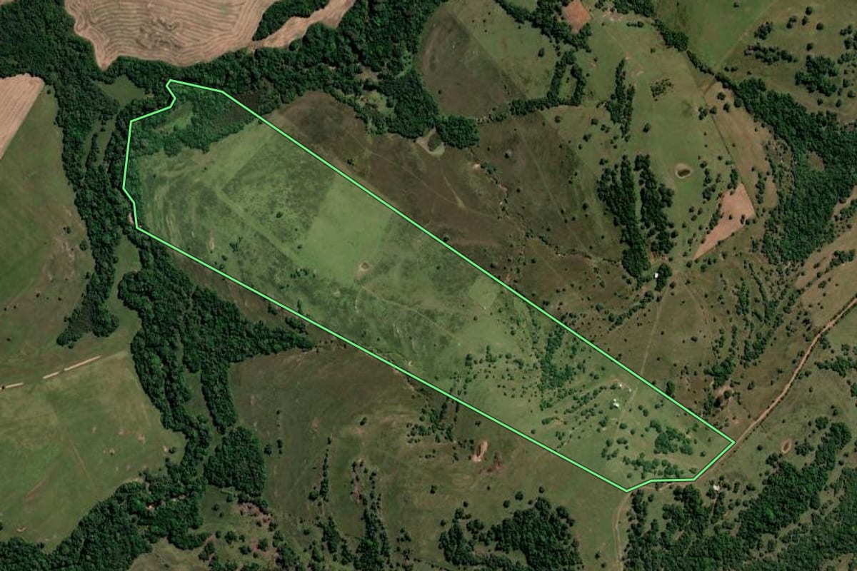 Imagem de satélite do imóvel rural em Caçapava do Sul (RS), com o contorno declarado no CAR desenhado por cima.