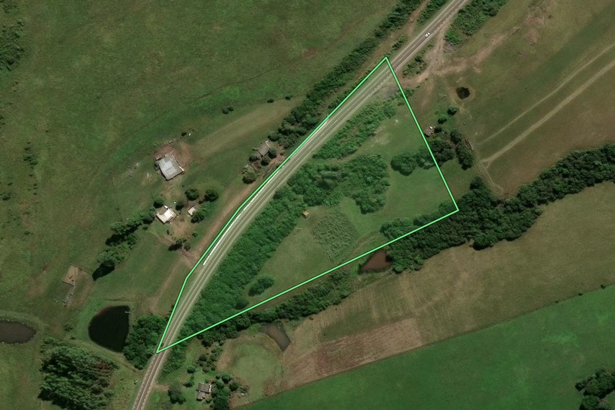 Imagem de satélite do imóvel rural em Caçapava do Sul (RS), com o contorno declarado no CAR desenhado por cima.