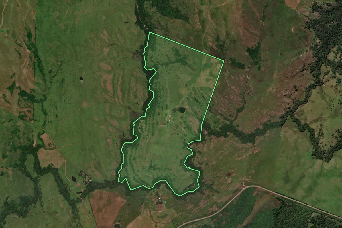 Imagem de satélite do imóvel rural em Caçapava do Sul (RS), com o contorno declarado no CAR desenhado por cima.