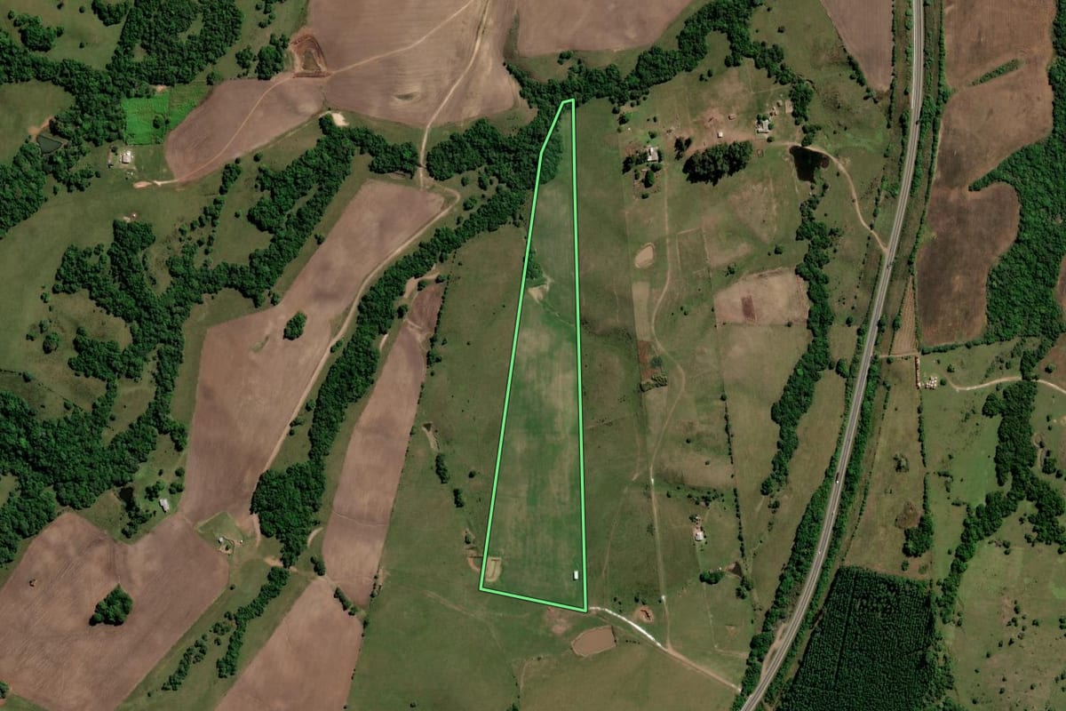 Imagem de satélite do imóvel rural em Caçapava do Sul (RS), com o contorno declarado no CAR desenhado por cima.