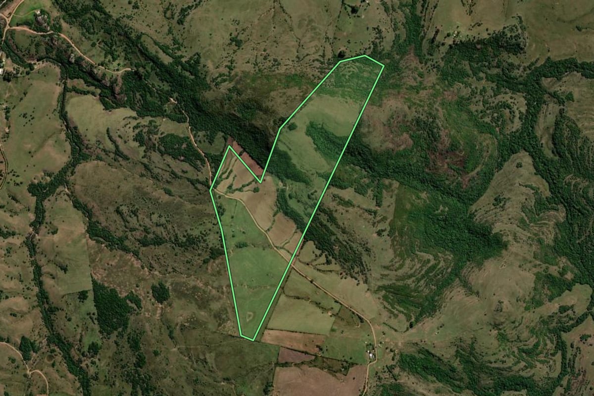 Imagem de satélite do imóvel rural em Caçapava do Sul (RS), com o contorno declarado no CAR desenhado por cima.