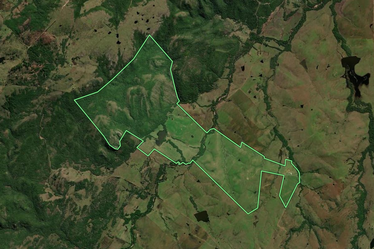 Imagem de satélite do imóvel rural em Caçapava do Sul (RS), com o contorno declarado no CAR desenhado por cima.