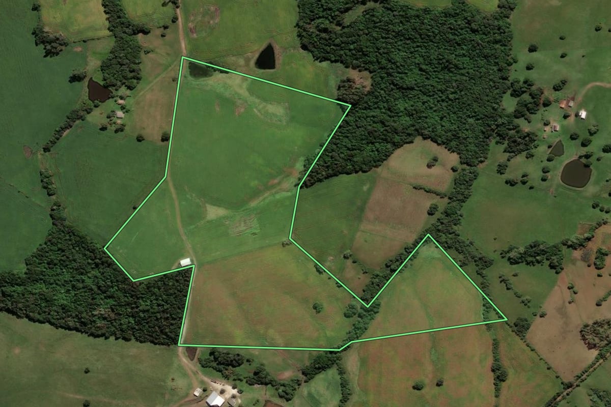 Imagem de satélite do imóvel rural em Caçapava do Sul (RS), com o contorno declarado no CAR desenhado por cima.