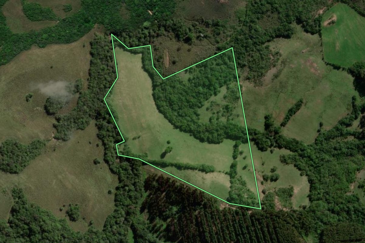 Imagem de satélite do imóvel rural em Caçapava do Sul (RS), com o contorno declarado no CAR desenhado por cima.