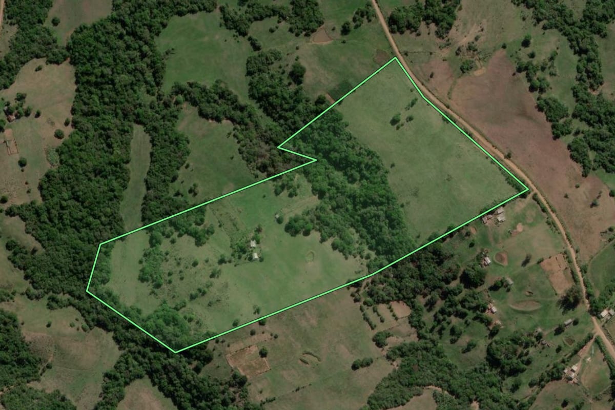 Imagem de satélite do imóvel rural em Caçapava do Sul (RS), com o contorno declarado no CAR desenhado por cima.
