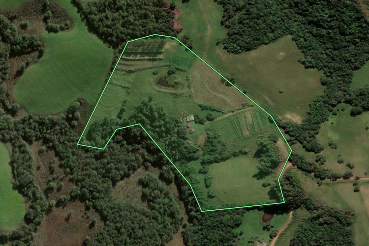 Imagem de satélite do imóvel rural em Caçapava do Sul (RS), com o contorno declarado no CAR desenhado por cima.