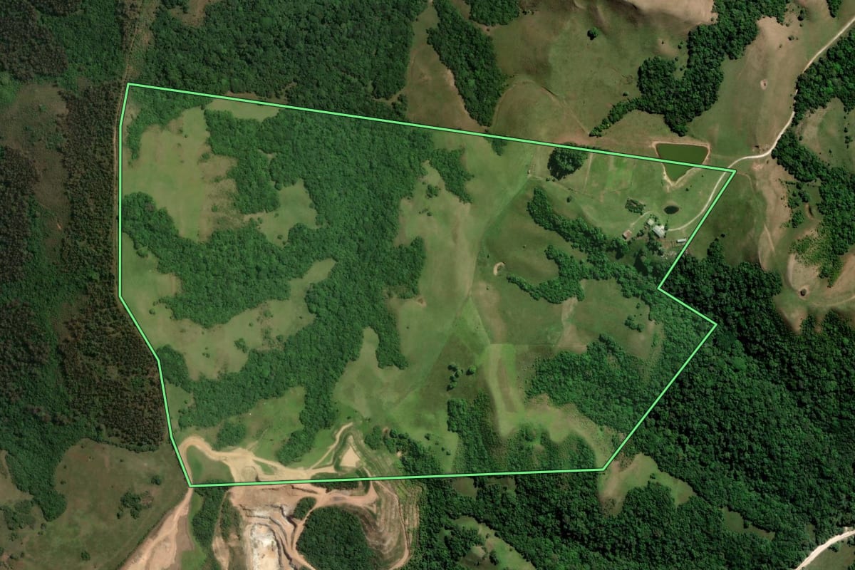 Imagem de satélite do imóvel rural em Caçapava do Sul (RS), com o contorno declarado no CAR desenhado por cima.