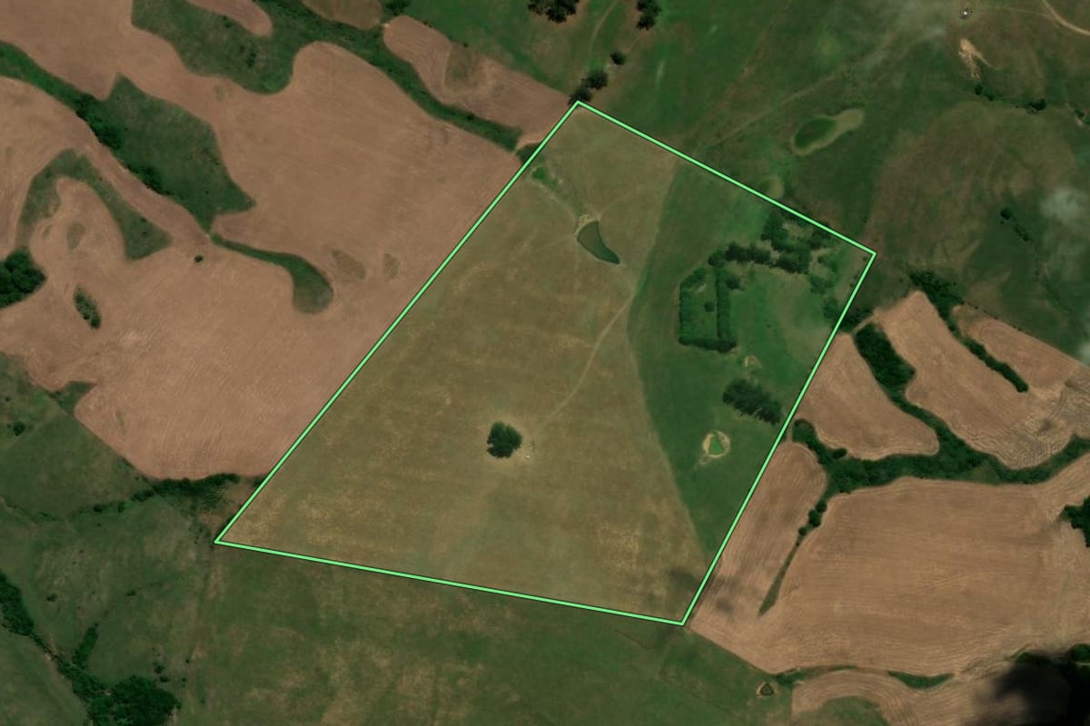 Imagem de satélite do imóvel rural em Caçapava do Sul (RS), com o contorno declarado no CAR desenhado por cima.