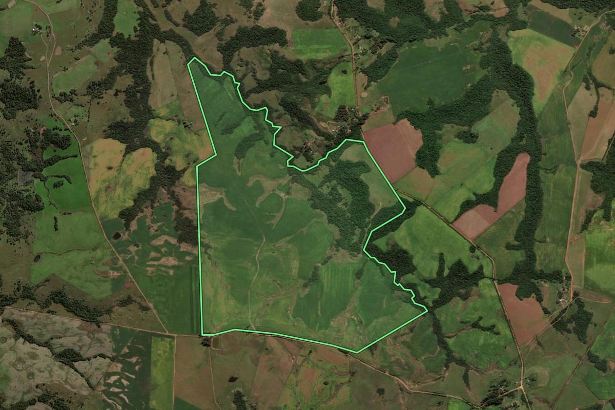 Imagem de satélite do imóvel rural em Caçapava do Sul (RS), com o contorno declarado no CAR desenhado por cima.