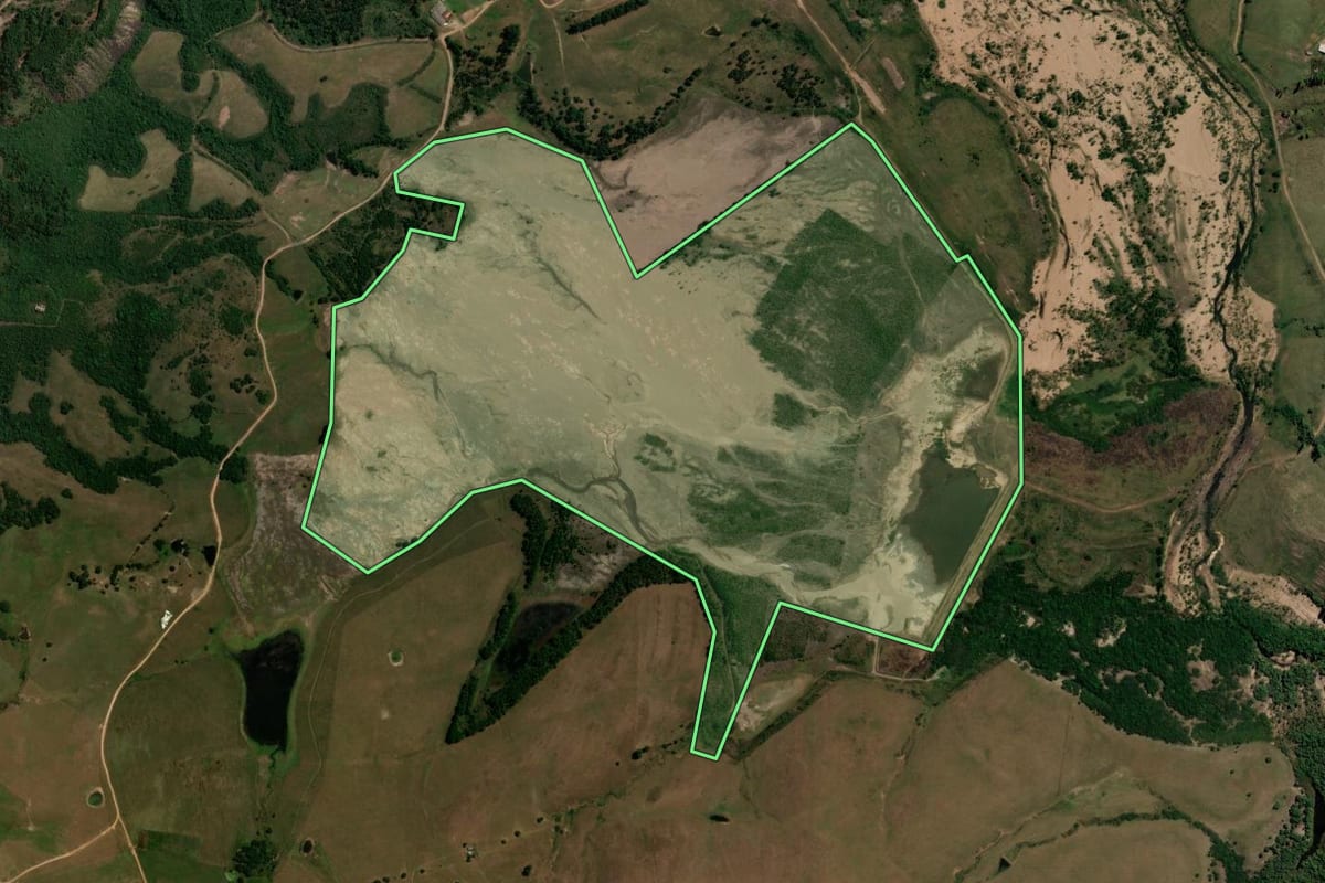Imagem de satélite do imóvel rural em Caçapava do Sul (RS), com o contorno declarado no CAR desenhado por cima.