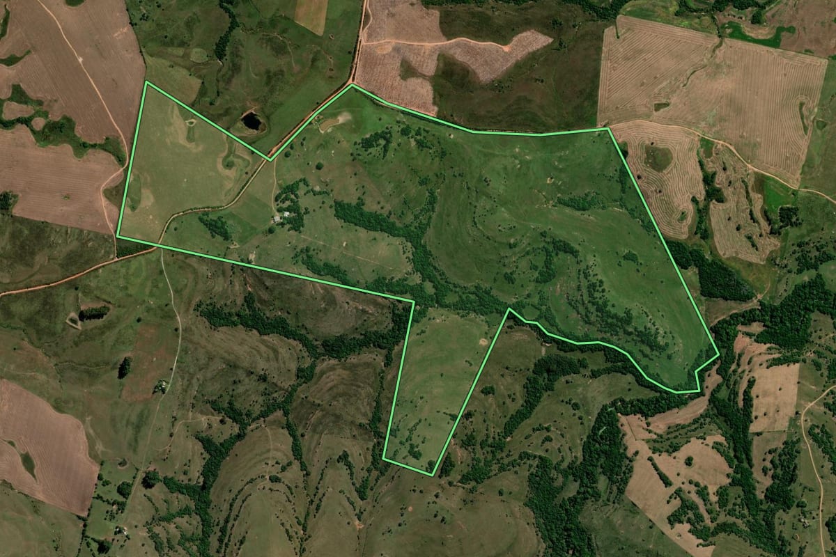 Imagem de satélite do imóvel rural em Caçapava do Sul (RS), com o contorno declarado no CAR desenhado por cima.