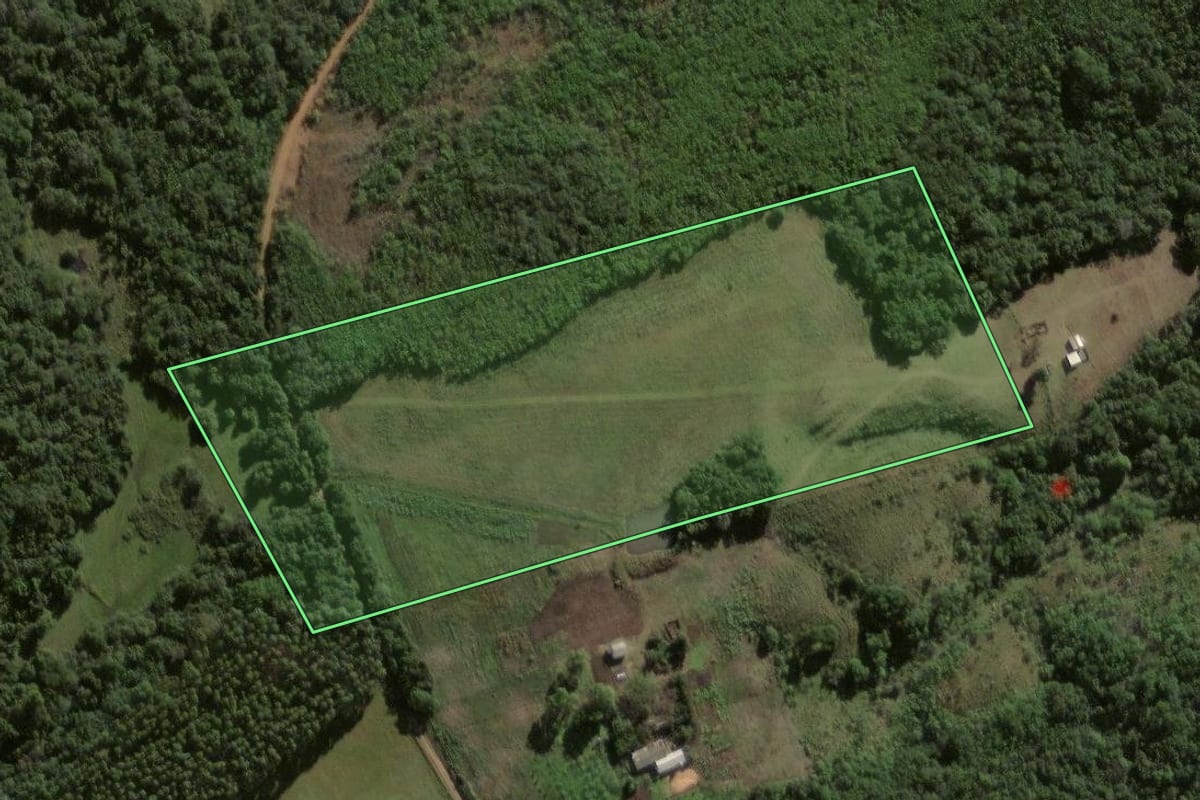 Imagem de satélite do imóvel rural em Caçapava do Sul (RS), com o contorno declarado no CAR desenhado por cima.