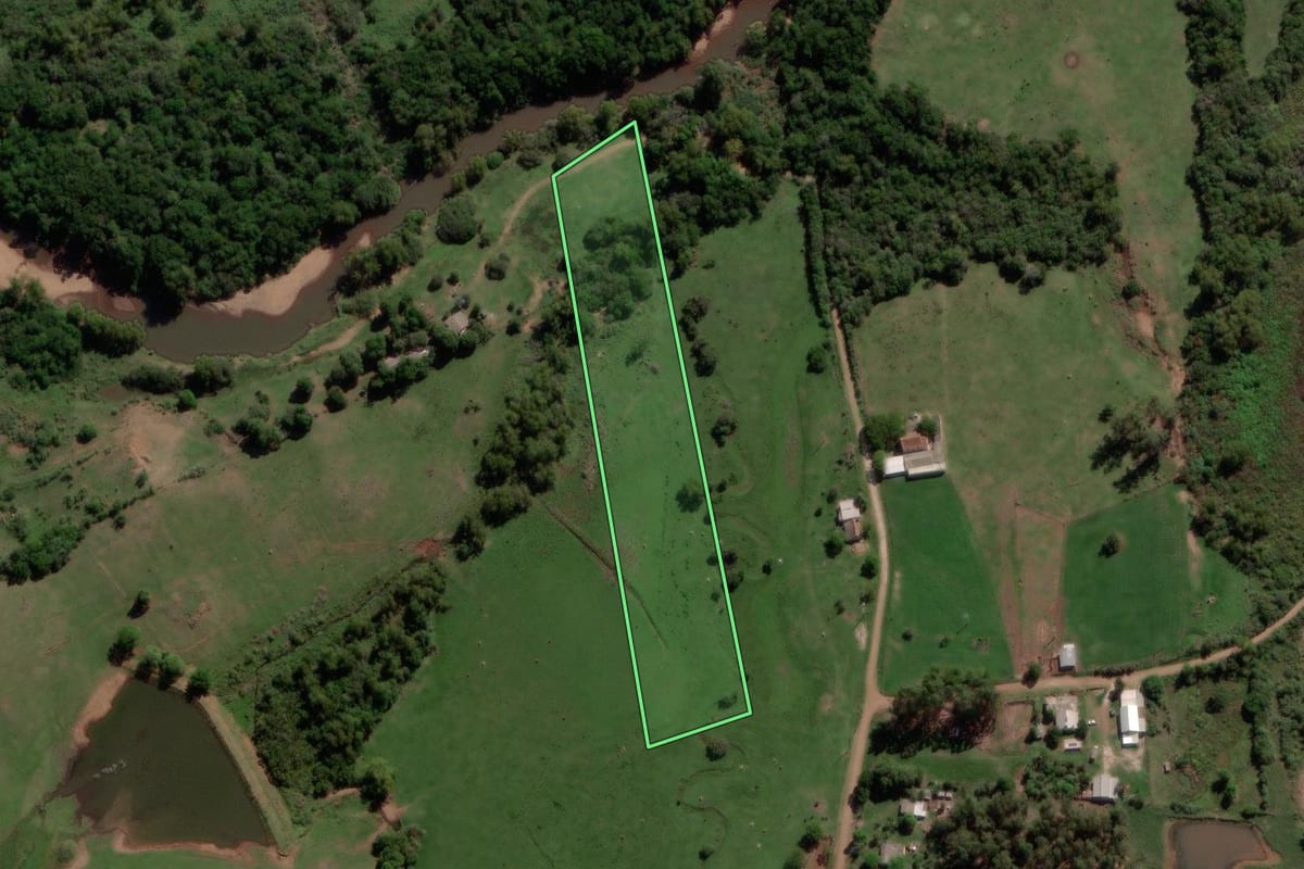 Imagem de satélite do imóvel rural em Caçapava do Sul (RS), com o contorno declarado no CAR desenhado por cima.