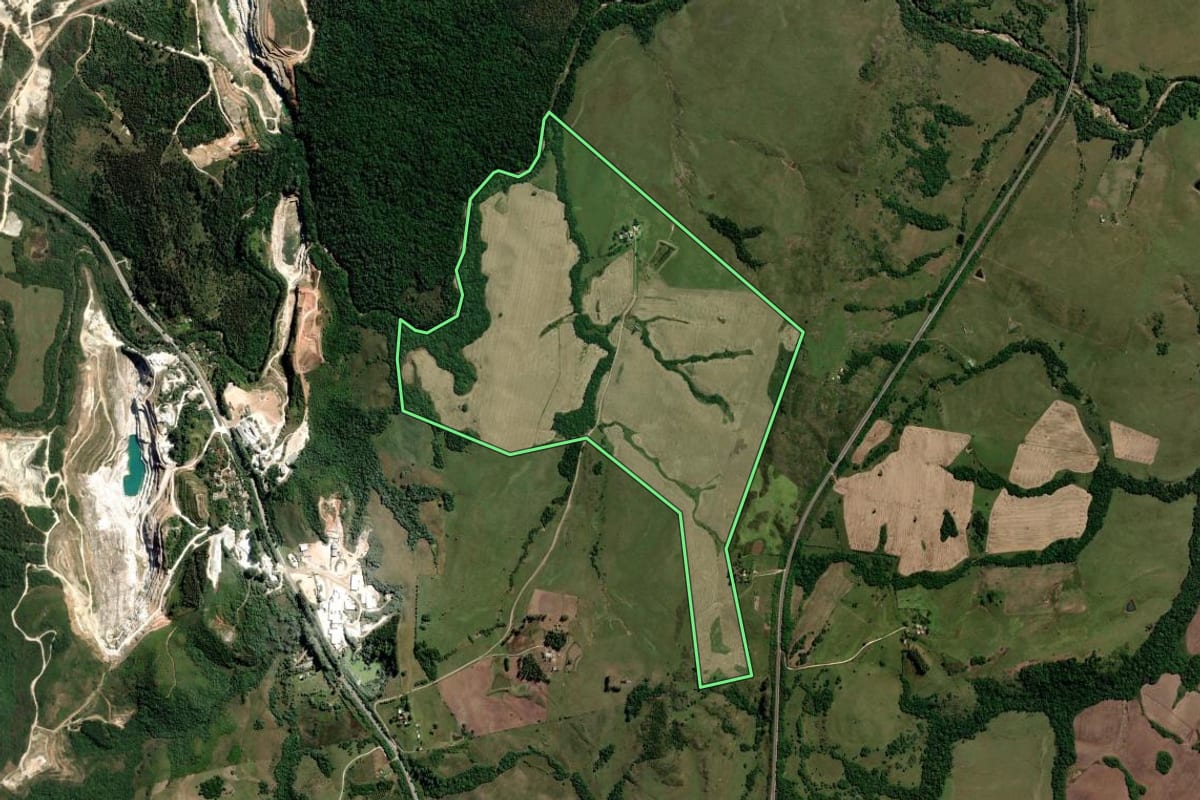 Imagem de satélite do imóvel rural em Caçapava do Sul (RS), com o contorno declarado no CAR desenhado por cima.