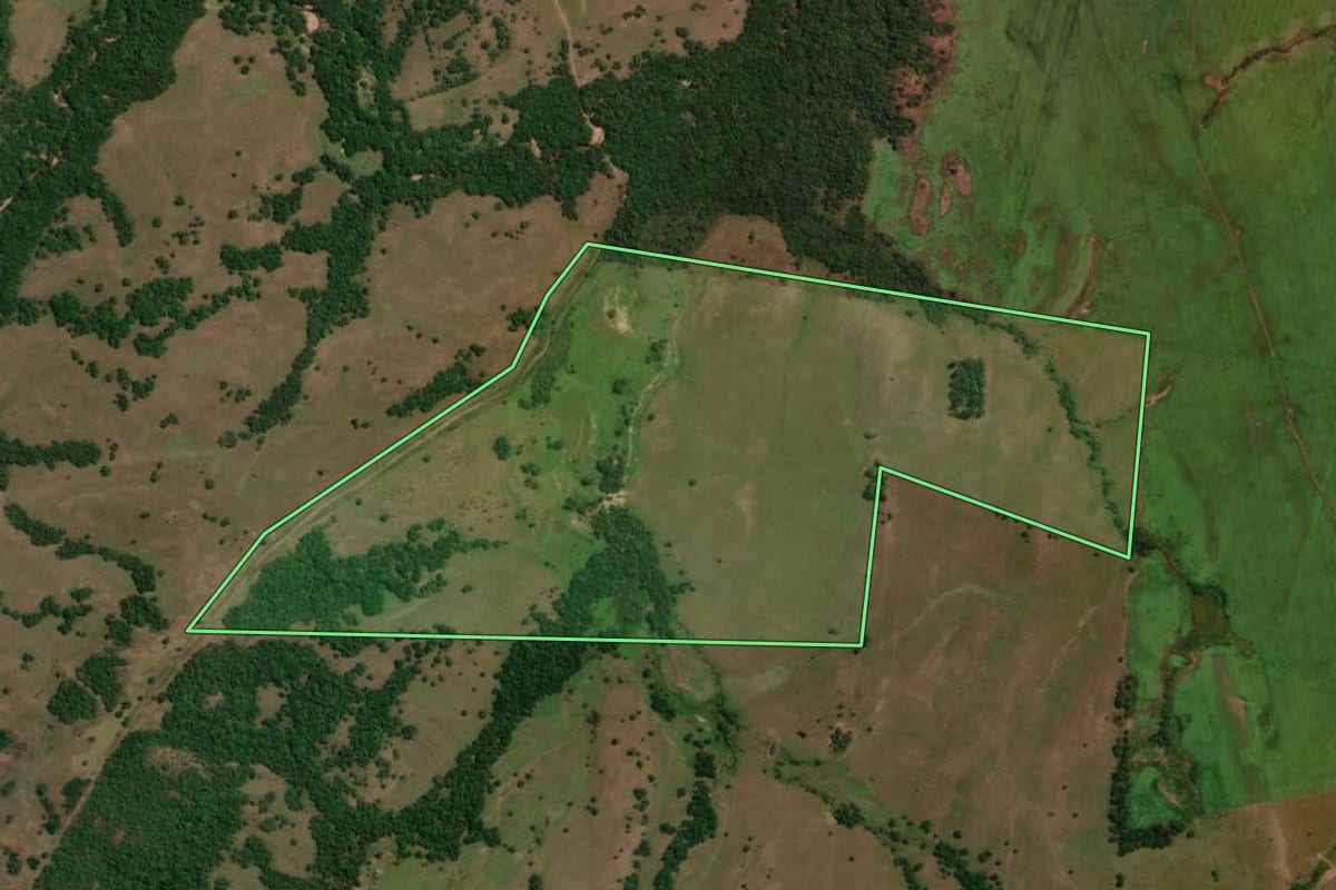 Imagem de satélite do imóvel rural em Caçapava do Sul (RS), com o contorno declarado no CAR desenhado por cima.