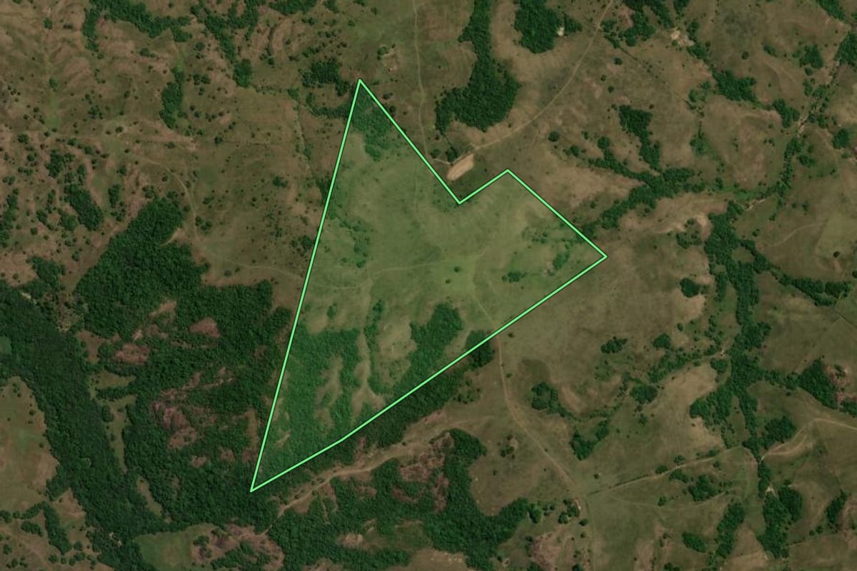 Imagem de satélite do imóvel rural em Caçapava do Sul (RS), com o contorno declarado no CAR desenhado por cima.