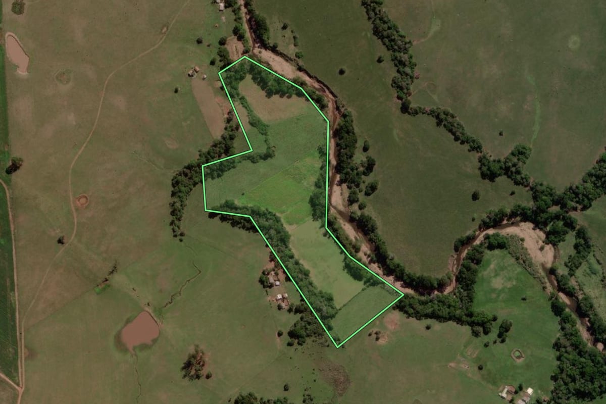 Imagem de satélite do imóvel rural em Caçapava do Sul (RS), com o contorno declarado no CAR desenhado por cima.