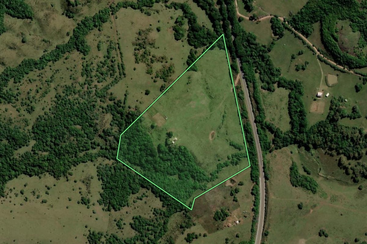 Imagem de satélite do imóvel rural em Caçapava do Sul (RS), com o contorno declarado no CAR desenhado por cima.