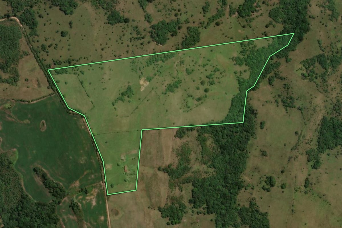 Imagem de satélite do imóvel rural em Caçapava do Sul (RS), com o contorno declarado no CAR desenhado por cima.