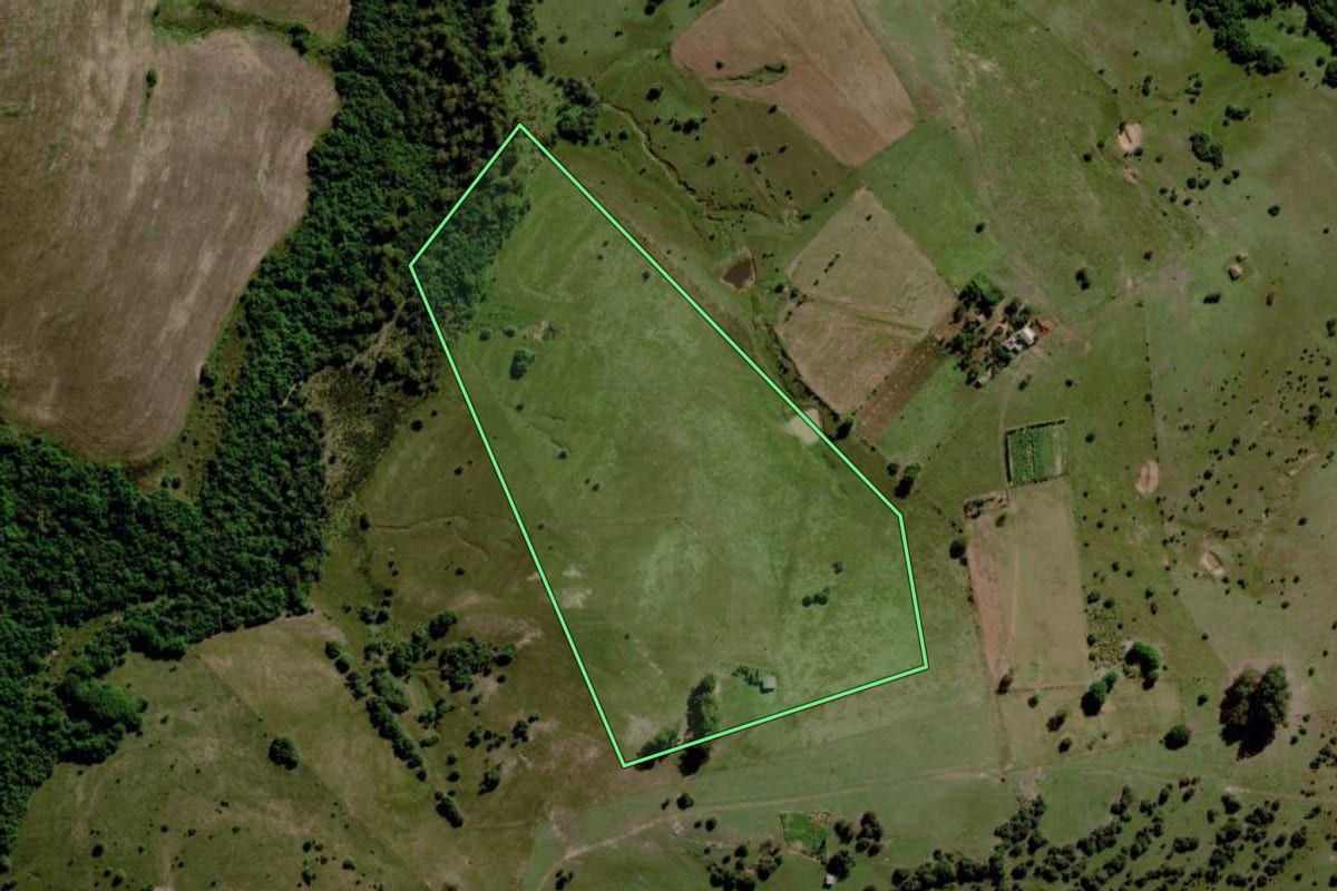 Imagem de satélite do imóvel rural em Caçapava do Sul (RS), com o contorno declarado no CAR desenhado por cima.