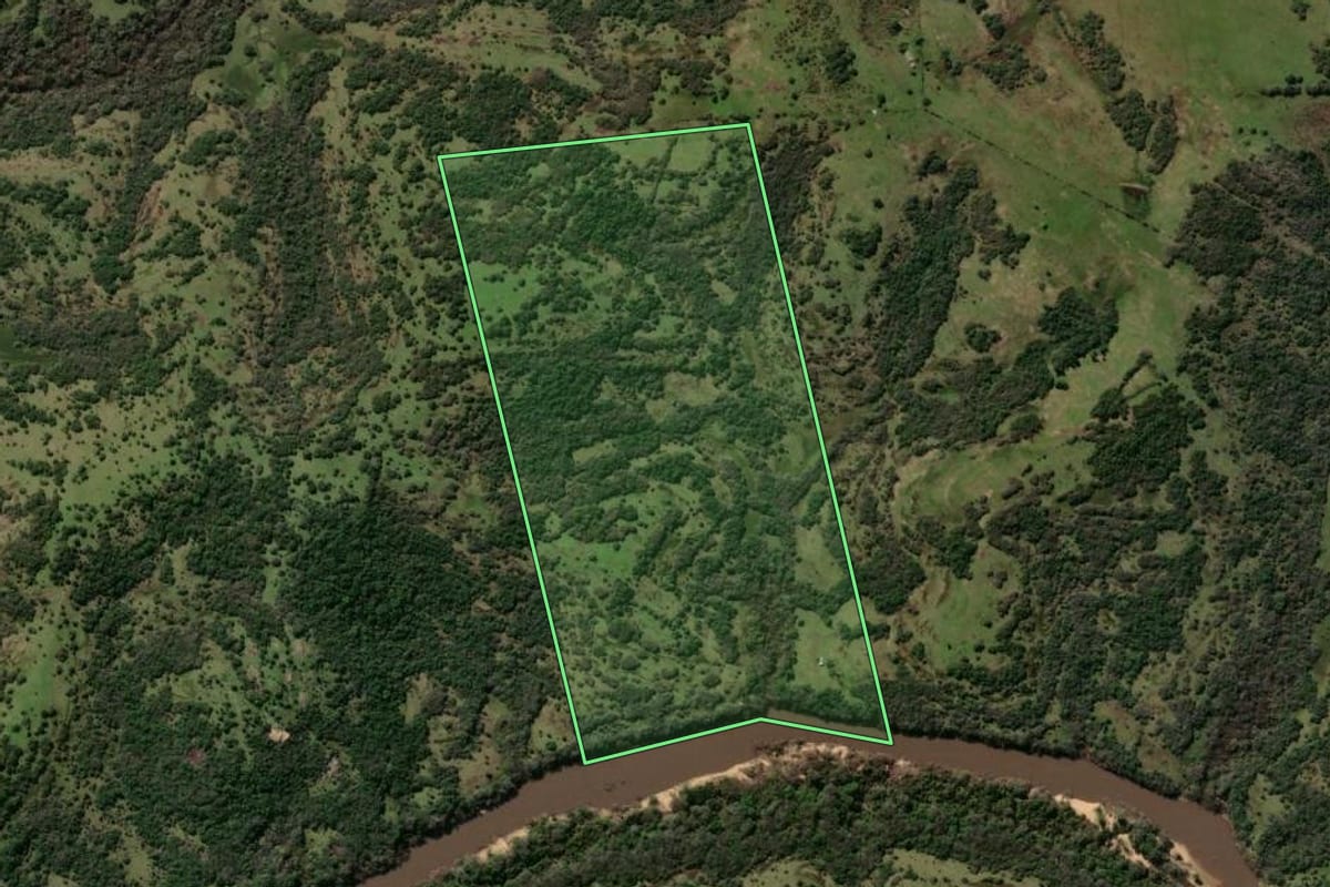 Imagem de satélite do imóvel rural em Caçapava do Sul (RS), com o contorno declarado no CAR desenhado por cima.