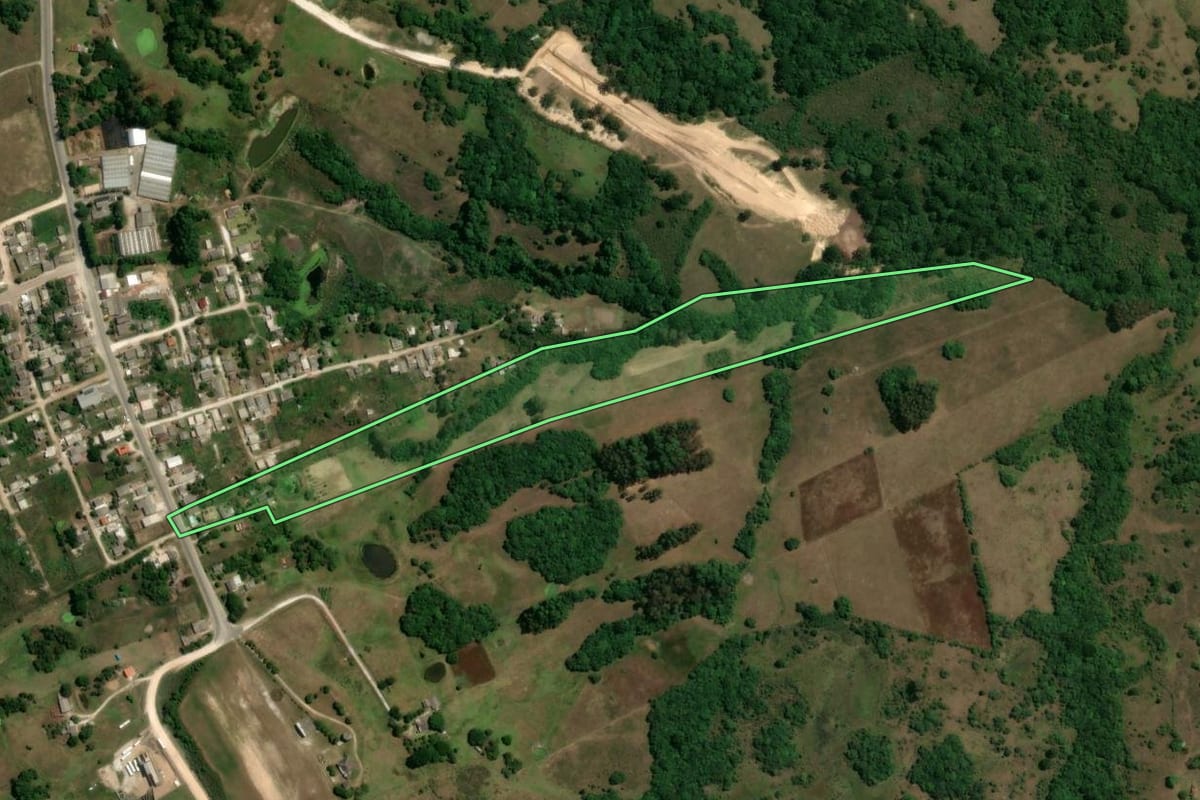Imagem de satélite do imóvel rural em Caçapava do Sul (RS), com o contorno declarado no CAR desenhado por cima.