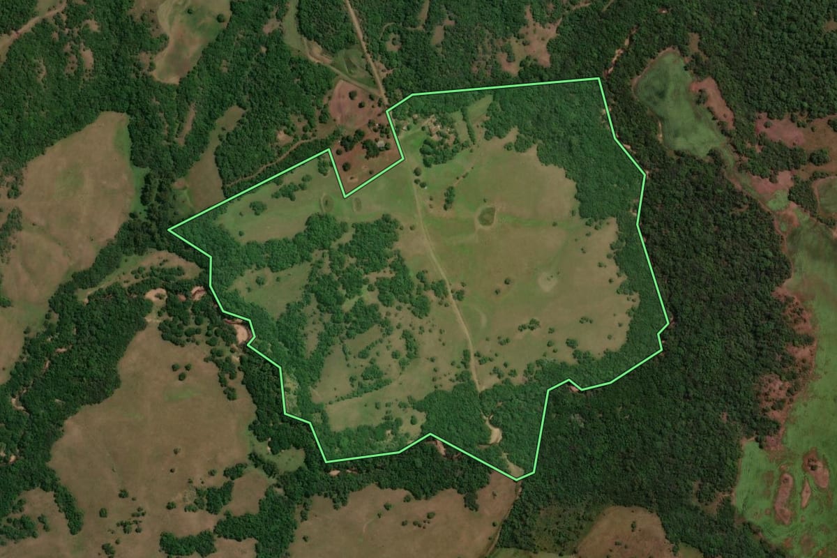 Imagem de satélite do imóvel rural em Caçapava do Sul (RS), com o contorno declarado no CAR desenhado por cima.