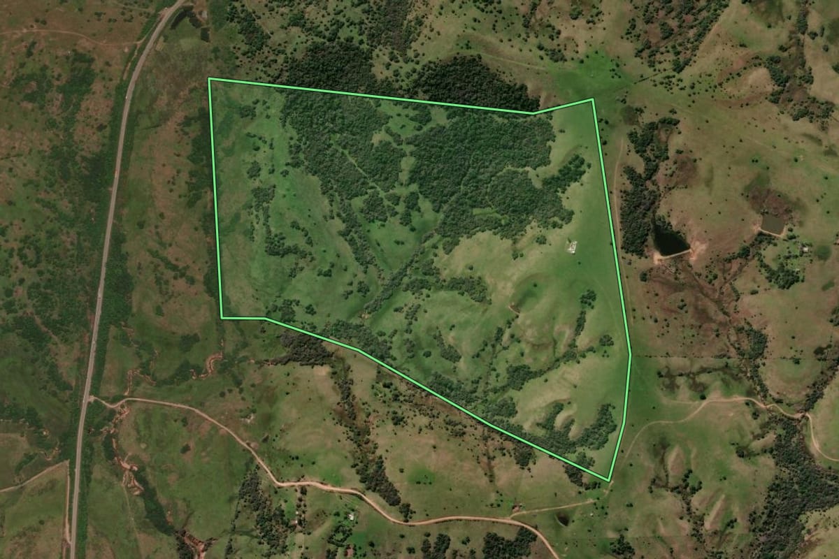 Imagem de satélite do imóvel rural em Caçapava do Sul (RS), com o contorno declarado no CAR desenhado por cima.