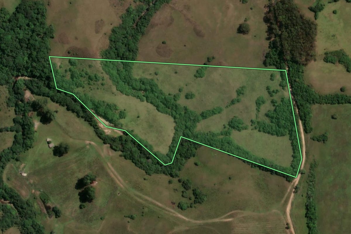 Imagem de satélite do imóvel rural em Caçapava do Sul (RS), com o contorno declarado no CAR desenhado por cima.