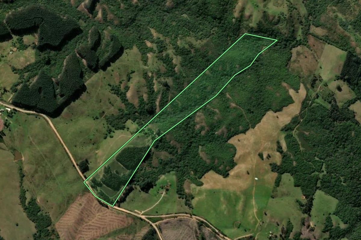 Imagem de satélite do imóvel rural em Caçapava do Sul (RS), com o contorno declarado no CAR desenhado por cima.