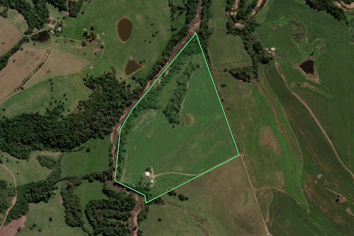 Imagem de satélite do imóvel rural em Caçapava do Sul (RS), com o contorno declarado no CAR desenhado por cima.