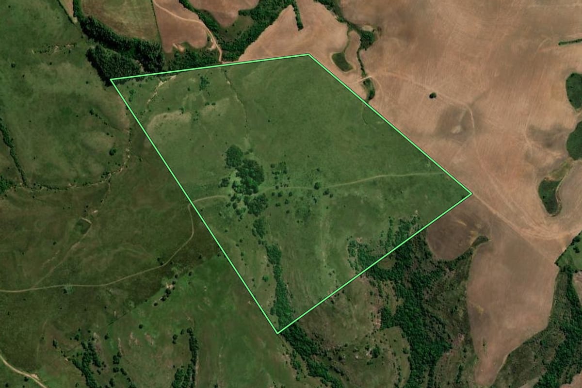 Imagem de satélite do imóvel rural em Caçapava do Sul (RS), com o contorno declarado no CAR desenhado por cima.