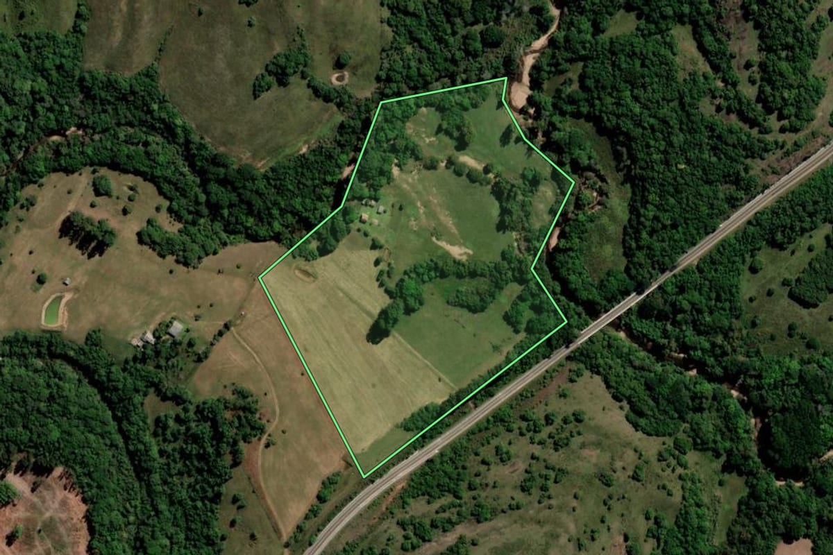 Imagem de satélite do imóvel rural em Caçapava do Sul (RS), com o contorno declarado no CAR desenhado por cima.